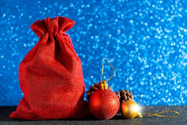 Röd Presentpåse Med Bollar Glänsande Blå Jul Bakgrund — Stockfoto