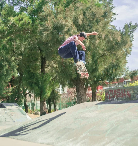 Вертикальный Снимок Молодого Человека Катающегося Скейте Парке — стоковое фото