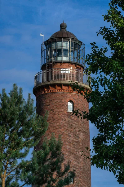 Tiro Vertical Farol Darsser Cercado Por Árvores Sob Céu Azul — Fotografia de Stock