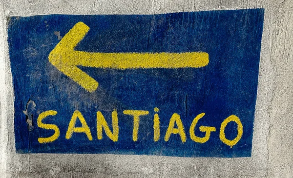 巡礼者に指示する壁の上の矢印聖ヤコブの道 カミノ サンティアゴ スペインで歩く方向 — ストック写真
