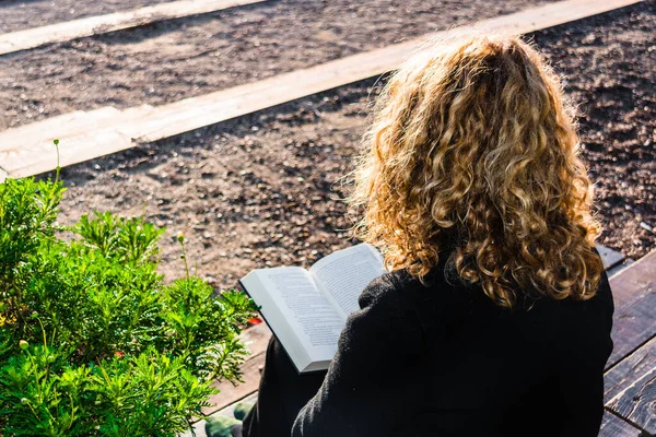 Uma Mulher Com Cabelo Encaracolado Lendo Livro Parque — Fotografia de Stock