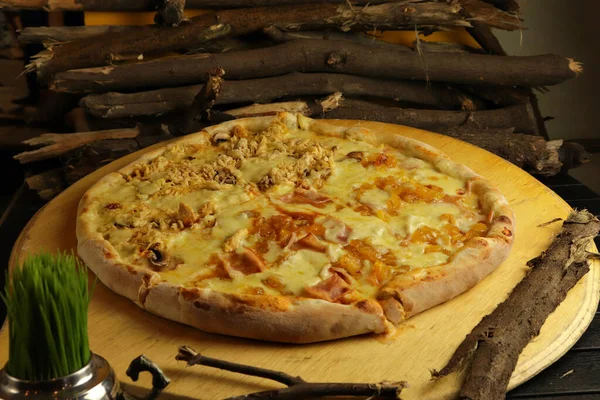 Gros Plan Une Délicieuse Pizza Avec Viande Jambon Fromage Fondu — Photo