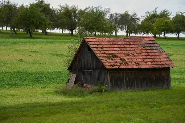 Old Wooden Barn Field Surrounded Greenery Cloudy Sky — Stock Photo, Image