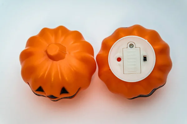 Twee Decoratieve Lantaarns Vorm Van Halloween Pompoenen Geïsoleerd Een Witte — Stockfoto