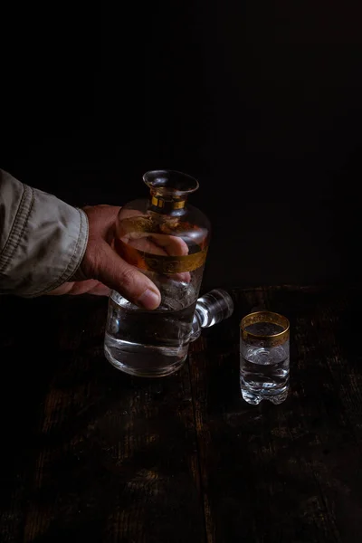 Vertical Shot Male Hand Filling Glass Vodka Decanter — Stock Photo, Image