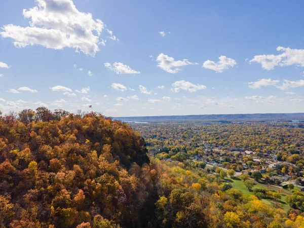 Letecký Snímek Vesnice Domy Budovami Obklopenými Podzimními Stromy Crosse Wisconsinu — Stock fotografie