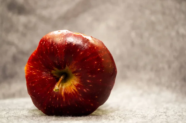 Een Close Shot Van Een Verse Rijpe Rode Appel Stengel — Stockfoto