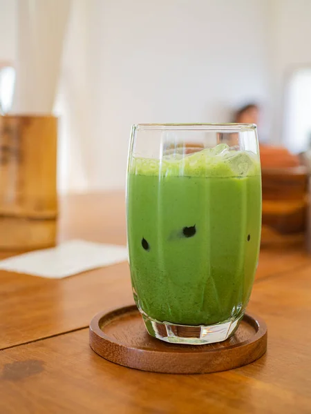 Vertical Shot Blended Healthy Green Smoothie Wooden Cafe Table — Stock Photo, Image