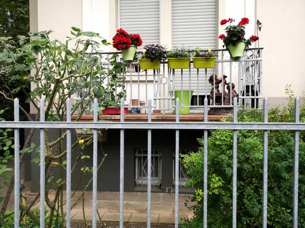 Widok Balkon Zielonymi Krzakami Pobliżu Ogrodzenia — Zdjęcie stockowe