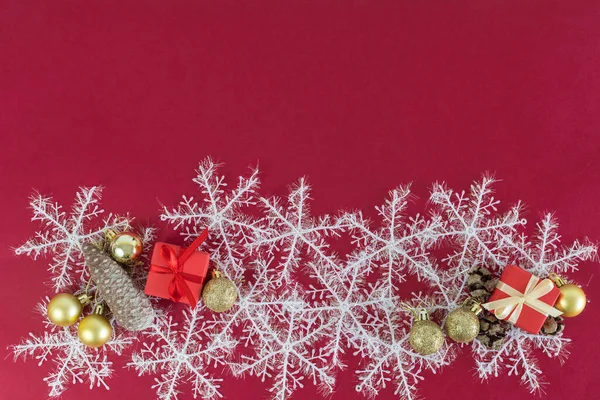 あなたのテキストスペースと暗い赤いボード上のクリスマスの装飾のクローズアップショット — ストック写真