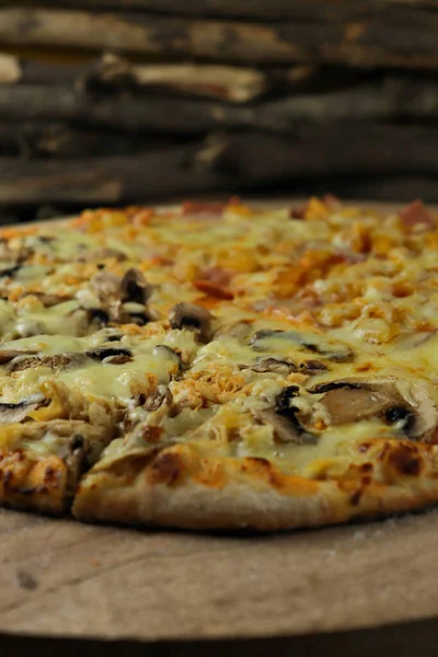 Tiro Vertical Uma Deliciosa Pizza Com Cogumelos Queijo Derretido Presunto — Fotografia de Stock