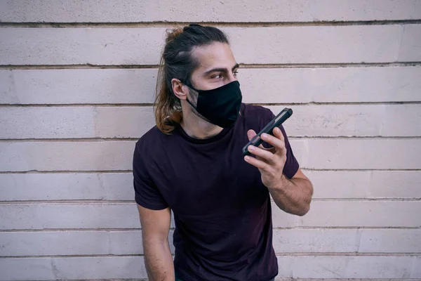 Een Knappe Blanke Man Met Een Gezichtsmasker Leunend Tegen Muur — Stockfoto