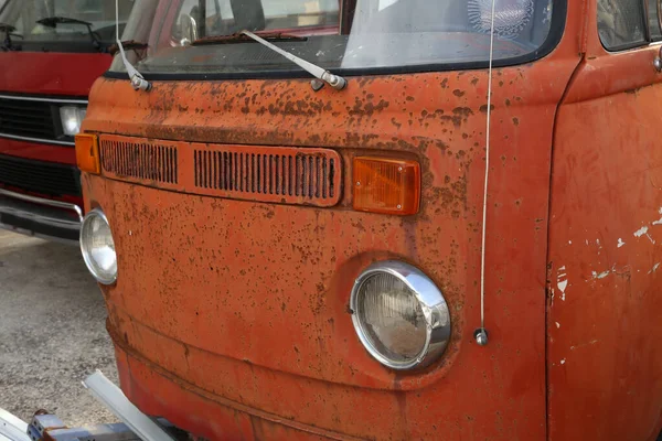 車のダンプで錆びた古いバスのクローズアップショット — ストック写真