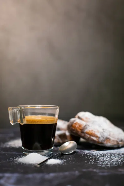 Pionowe Ujęcie Szklanki Kawy Pobliżu Smakowitego Deseru — Zdjęcie stockowe