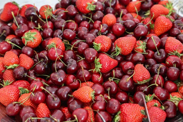 Primer Plano Fresas Maduras Cerezas Esparcidas Sobre Mesa — Foto de Stock