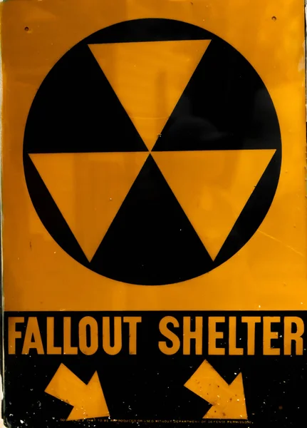 Pionowe Ujęcie Żółtego Znaku Fallout Shelter Strzałkami — Zdjęcie stockowe