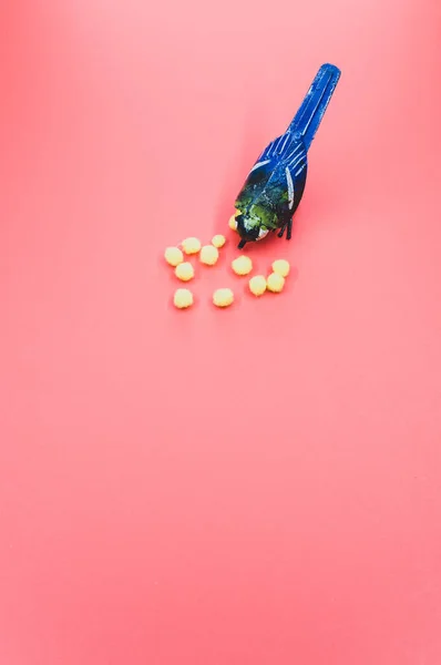 Вертикальный Снимок Маленькой Фигурки Птицы Ручной Работы Желтыми Ватными Шариками — стоковое фото