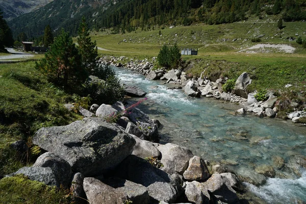 Río Que Fluye Través Montañas —  Fotos de Stock