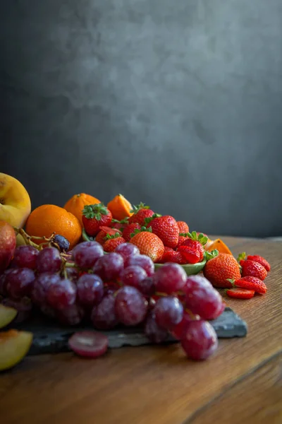 Eine Nahaufnahme Schmackhaft Aussehender Früchte Auf Einem Holztisch — Stockfoto