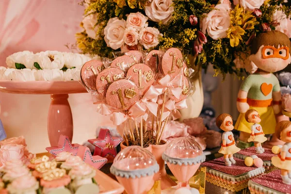 イベントのお菓子と美しく装飾されたテーブルの選択的フォーカスショット — ストック写真