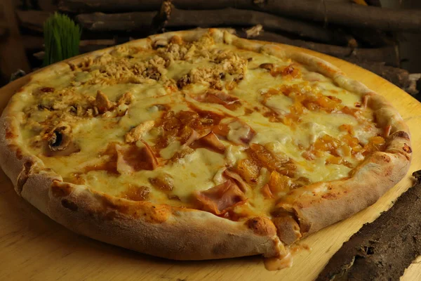 Primer Plano Una Deliciosa Pizza Con Carne Jamón Queso Derretido — Foto de Stock