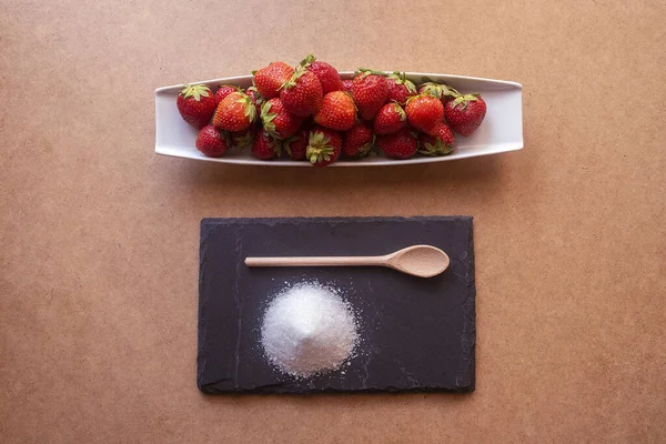 Een Bovenaanzicht Van Aardbeien Plaat Met Suiker Een Houten Lepel — Stockfoto