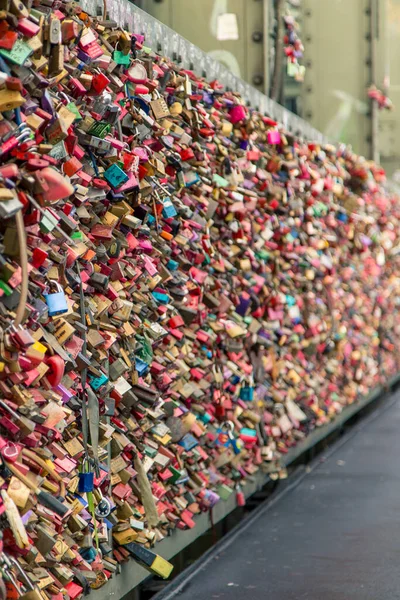 Beau Cliché Mur Entièrement Recouvert Cadenas Colorés Attachés Les Uns — Photo