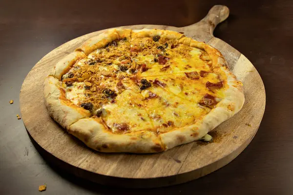 Gros Plan Une Pizza Entière Avec Fromage Fondu Viande Sur — Photo