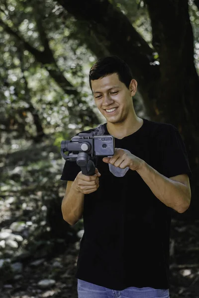 Joven Alegre Filmando Naturaleza Con Smartphone Estabilizador —  Fotos de Stock