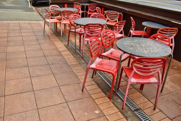 Közelkép Nedves Piros Műanyag Külső Kávézó Székek Fém Asztalok Eső — Stock Fotó