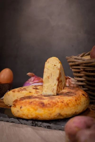 Close Uma Saborosa Torta Com Batatas Cebolas Estúdio — Fotografia de Stock