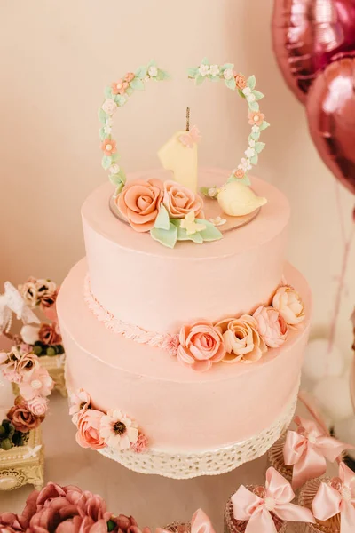 誕生日パーティーでの美しいケーキの垂直ショット — ストック写真
