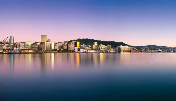 ニュージーランドのウェリントン 2020年2月25日 晴れた夏の朝に日の出に見られる中央の都市の建物や港の眺め ウェリントンはニュージーランドの首都 — ストック写真