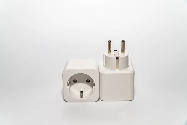 Dos Enchufes Eléctricos Blancos Aislados Sobre Fondo Blanco — Foto de Stock