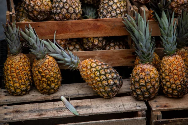 Eine Nahaufnahme Von Reifen Ananas Auf Dem Markt — Stockfoto