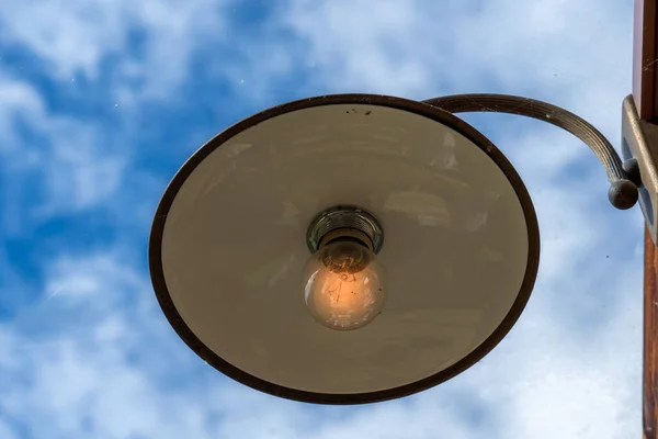 Een Lage Hoek Uitzicht Van Een Straat Lamp Tegen Blauwe — Stockfoto