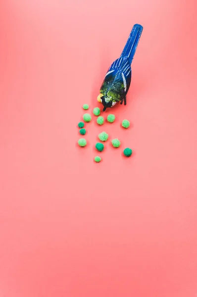 Вертикальный Снимок Маленькой Фигурки Птицы Ручной Работы Зелеными Ватными Шариками — стоковое фото