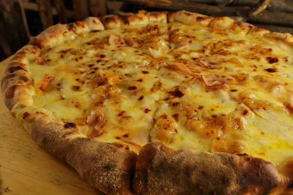 Крупный План Всей Нарезанной Пиццы Сыром Ветчиной Столе — стоковое фото
