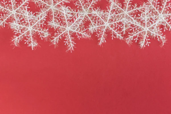 Eine Nahaufnahme Einer Weihnachtsdekoration Auf Dunkelrotem Brett Mit Ihrem Textfeld — Stockfoto