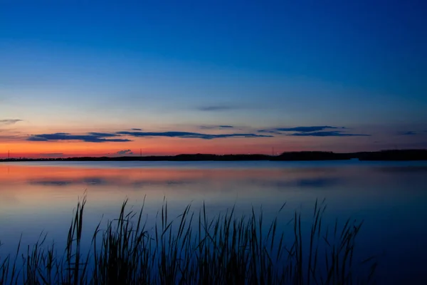 Hermoso Paisaje Puesta Sol Que Refleja Lago Balaton Por Noche —  Fotos de Stock