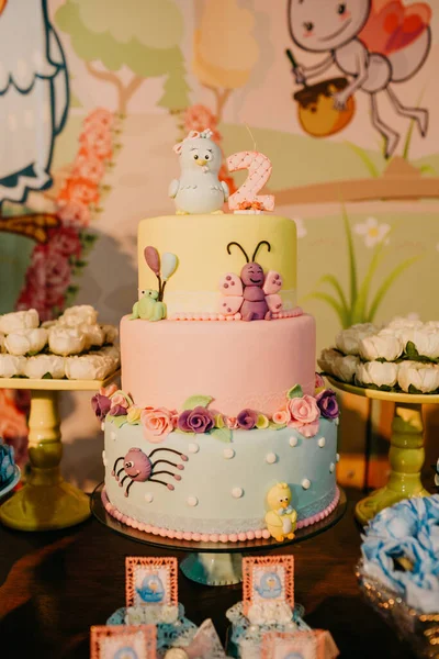 Pionowe Ujęcie Kolorowego Tortu Urodzinowego Ozdobionego Zabawnymi Postaciami — Zdjęcie stockowe