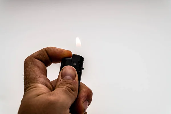 Eine Hand Zündet Ein Feuerzeug Auf Grauem Hintergrund — Stockfoto