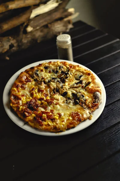 Tiro Vertical Pizza Fatiada Com Cogumelos Queijo Derretido Carne Milho — Fotografia de Stock