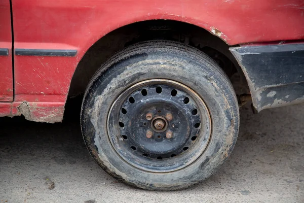 Närbild Platt Däck Gammal Bil Vägen Väntar Reparation — Stockfoto