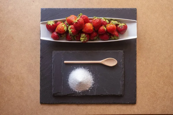 Een Bovenaanzicht Van Aardbeien Plaat Met Suiker Een Houten Lepel — Stockfoto