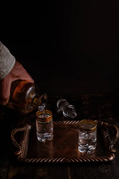 Eine Vertikale Aufnahme Einer Hand Die Das Glas Mit Wodka — Stockfoto
