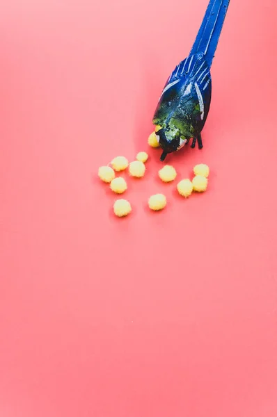 Вертикальный Снимок Маленькой Фигурки Птицы Ручной Работы Желтыми Ватными Шариками — стоковое фото