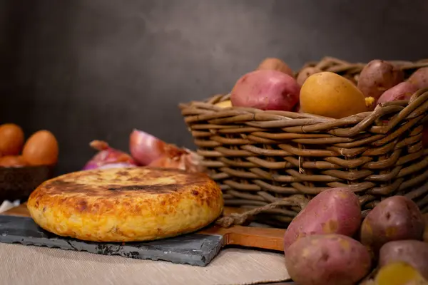 Närbild Välsmakande Paj Med Potatis Ägg Och Lök Studion — Stockfoto