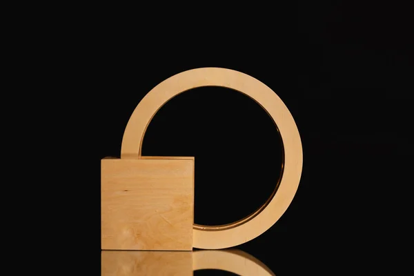 黑色底座上的木制现代装饰台灯 — 图库照片