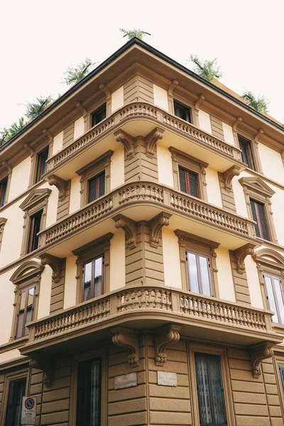 Roma Talya Balkonlu Eski Bir Binanın Alçak Açılı Görüntüsü — Stok fotoğraf